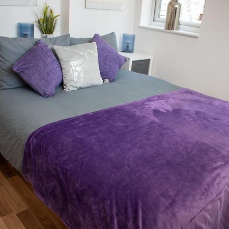 121 Studio - Central Studio Apartment, Terrace & Full Kitchen - Airport & Train Shuttle Bishop's Stortford Esterno foto