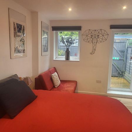121 Studio - Central Studio Apartment, Terrace & Full Kitchen - Airport & Train Shuttle Bishop's Stortford Esterno foto
