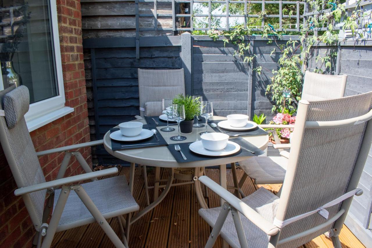 121 Studio - Central Studio Apartment, Terrace & Full Kitchen - Airport & Train Shuttle Bishop's Stortford Esterno foto