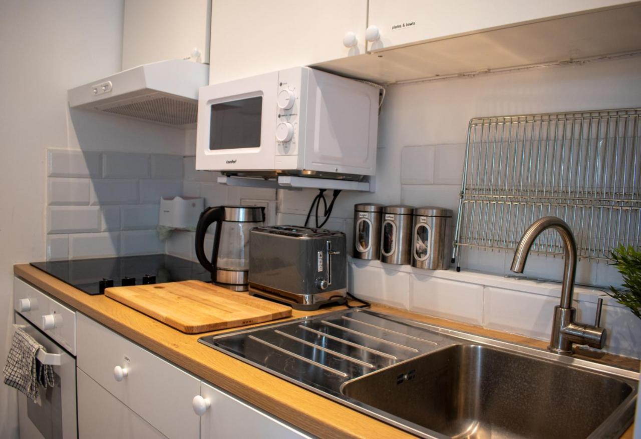 121 Studio - Central Studio Apartment, Terrace & Full Kitchen - Airport & Train Shuttle Bishop's Stortford Esterno foto