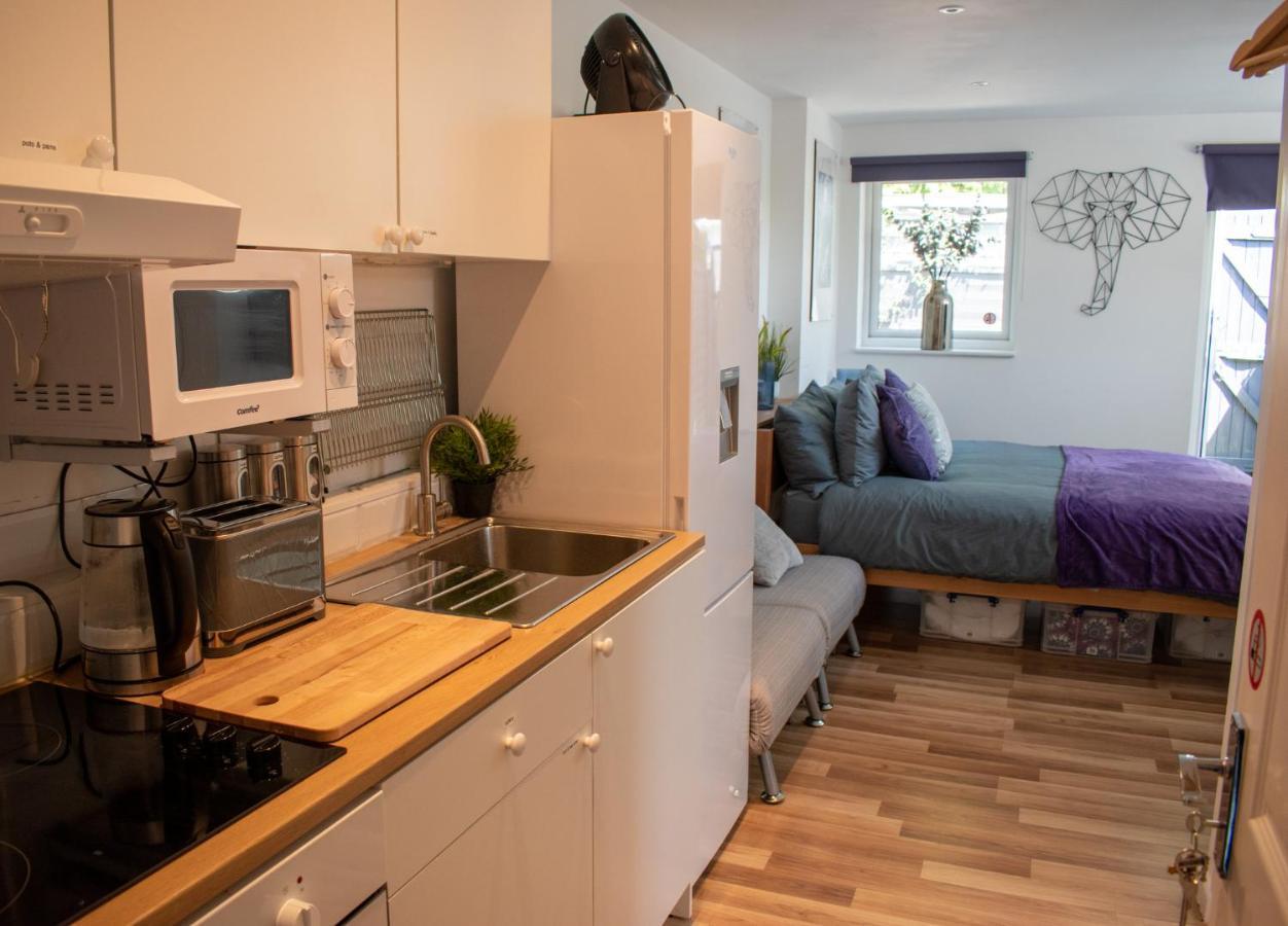 121 Studio - Central Studio Apartment, Terrace & Full Kitchen - Airport & Train Shuttle Bishop's Stortford Esterno foto