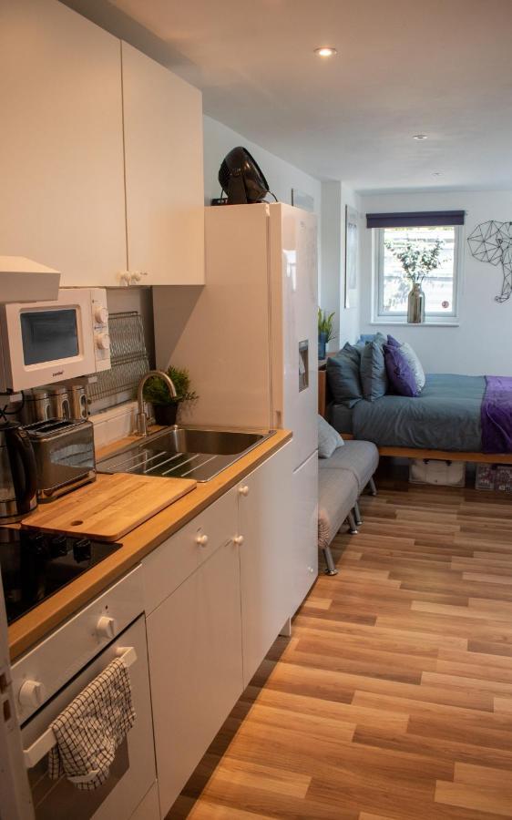 121 Studio - Central Studio Apartment, Terrace & Full Kitchen - Airport & Train Shuttle Bishop's Stortford Esterno foto