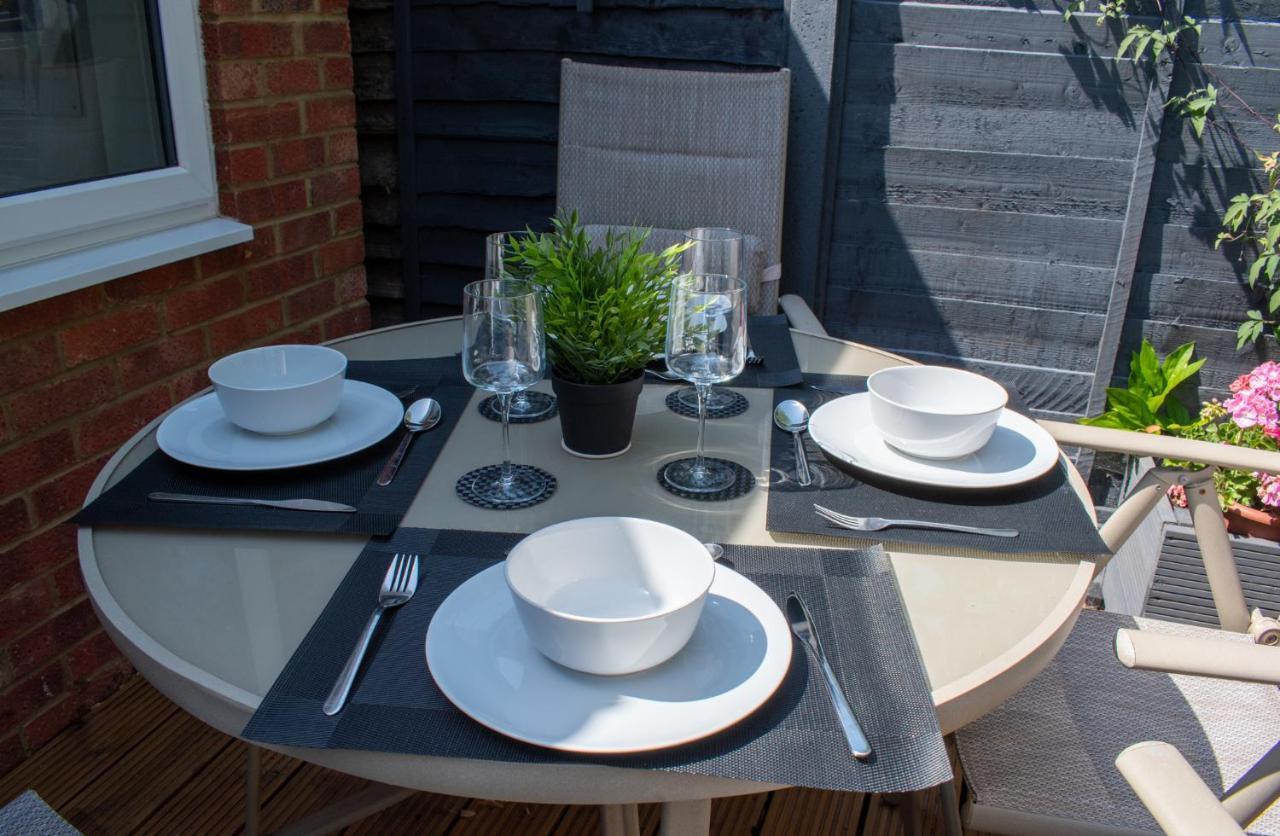 121 Studio - Central Studio Apartment, Terrace & Full Kitchen - Airport & Train Shuttle Bishop's Stortford Esterno foto