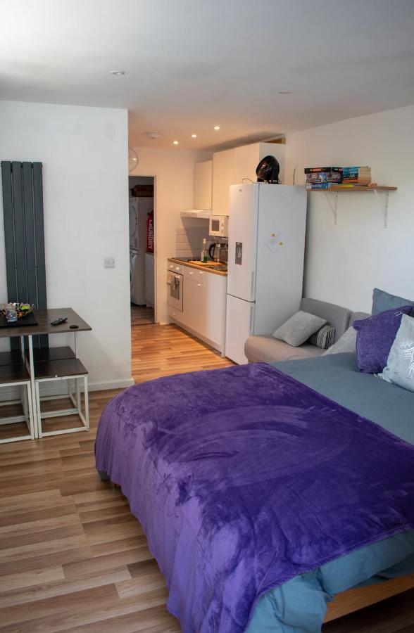 121 Studio - Central Studio Apartment, Terrace & Full Kitchen - Airport & Train Shuttle Bishop's Stortford Esterno foto