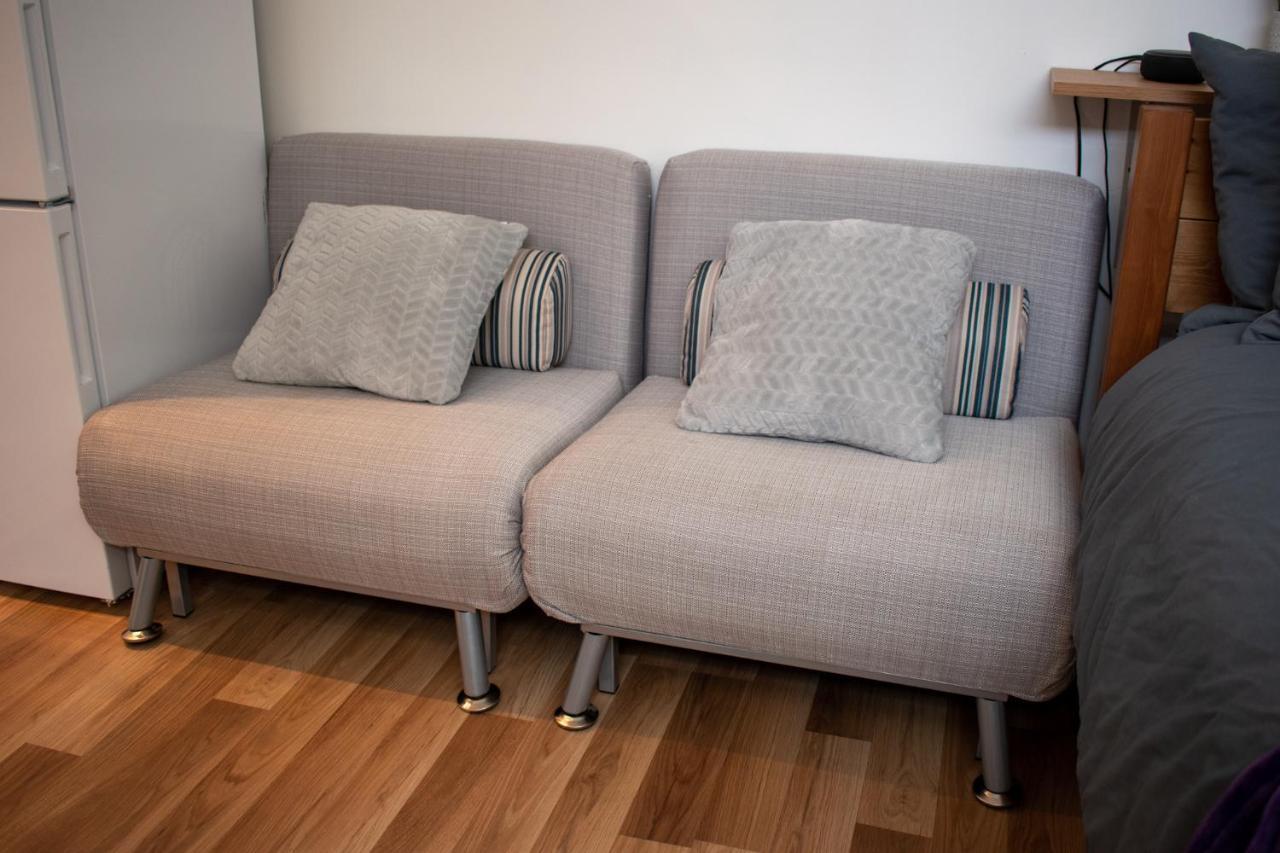 121 Studio - Central Studio Apartment, Terrace & Full Kitchen - Airport & Train Shuttle Bishop's Stortford Esterno foto
