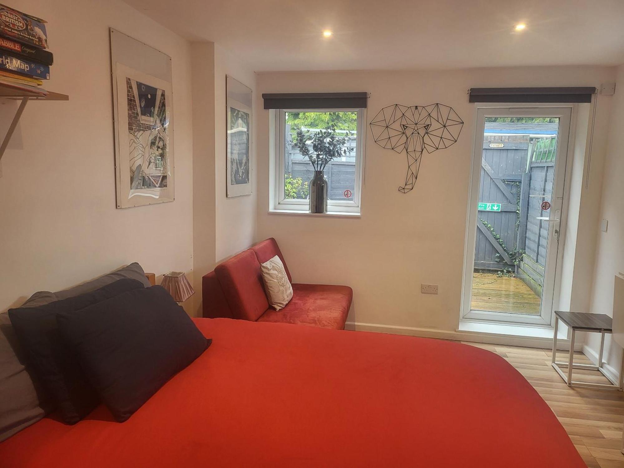121 Studio - Central Studio Apartment, Terrace & Full Kitchen - Airport & Train Shuttle Bishop's Stortford Esterno foto